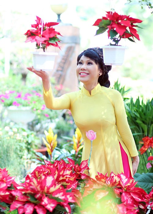 Viet Huong diu dang voi ao dai chuc Tet Binh Than 2016-Hinh-3